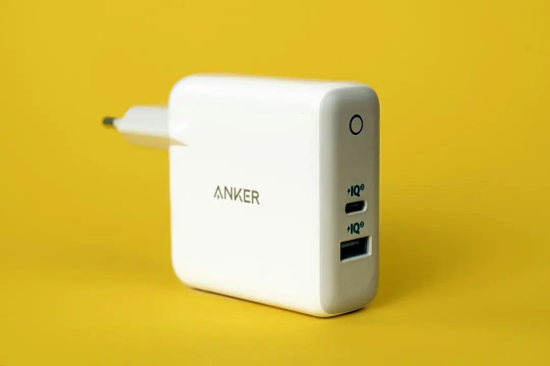 Anker reduce prețul încărcătorului Nano Smart Display: 45W cu ecran dedicat