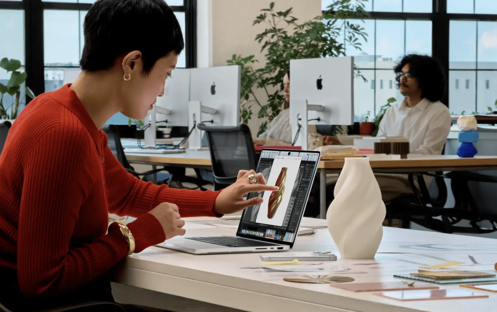 Apple lansează primul MacBook cu ecran tactil: ce schimbă asta