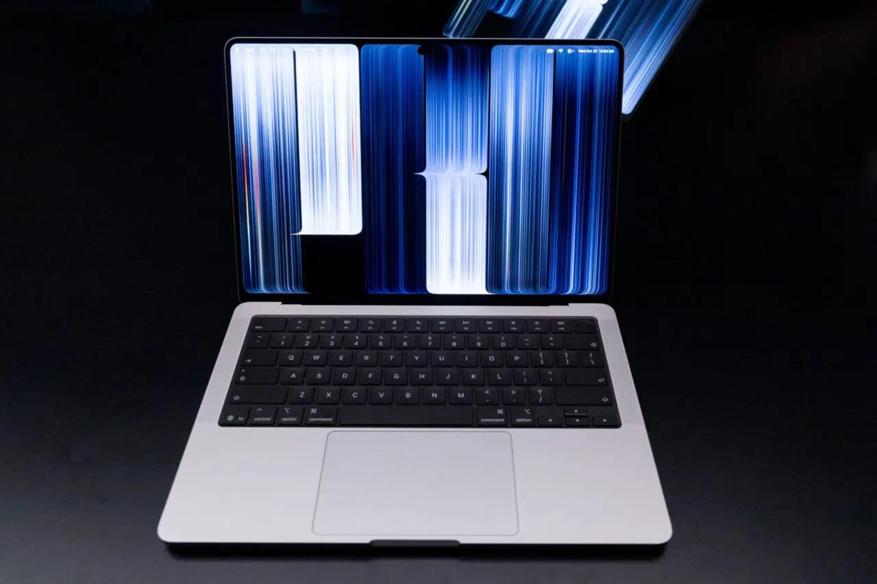 Apple lansează MacBook Pro cu ecran OLED: mai ușor, fără cip nou