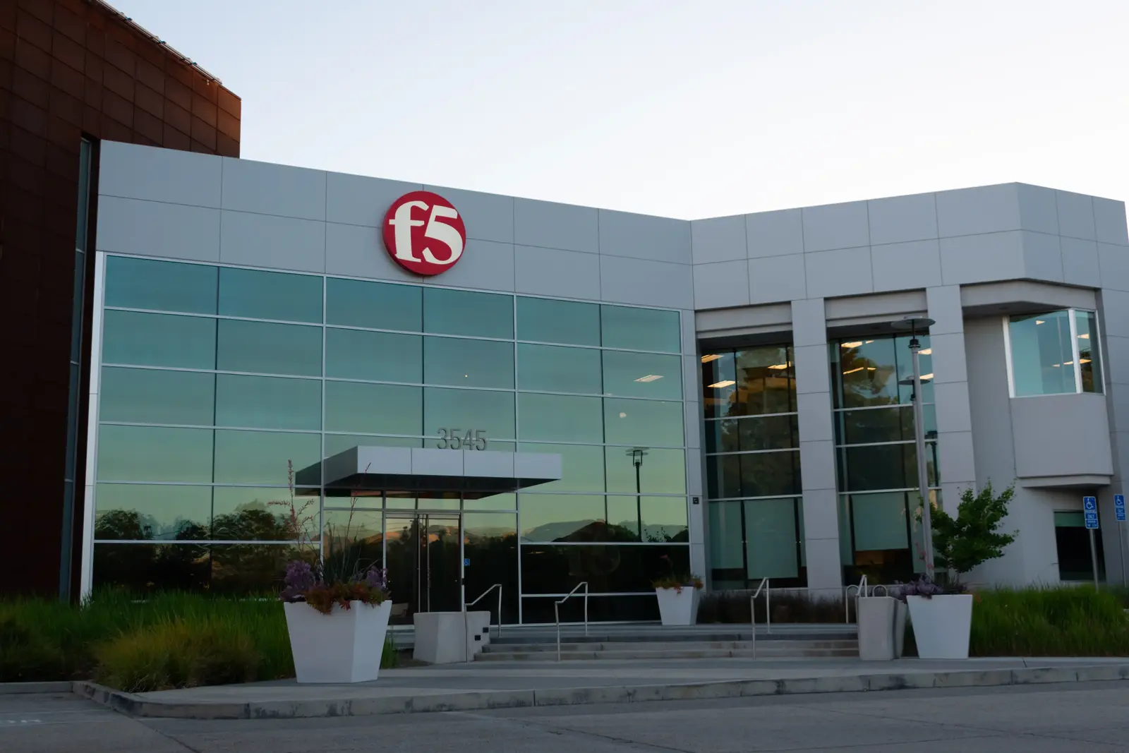 F5 lansează patch-uri de urgență pentru vulnerabilități critice în NGINX
