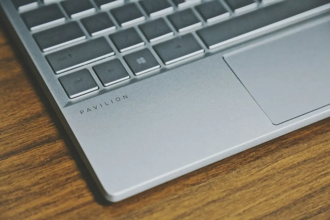 HP Pavilion 14 Chromebook: Hardware premium, software cu limitări