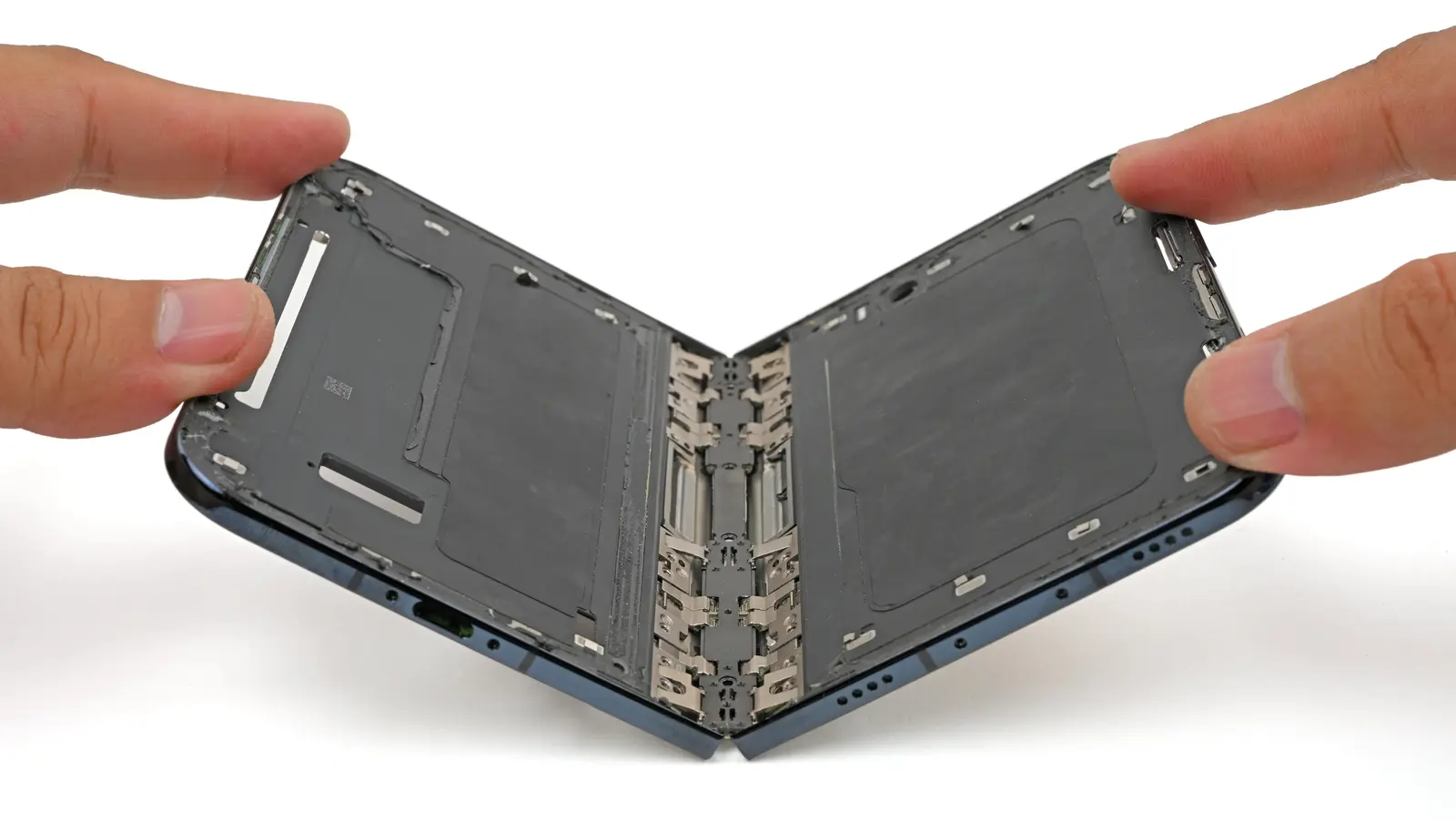 Probleme grave pentru iPhone Duo: Ecranele crapă la scurt timp după lansare