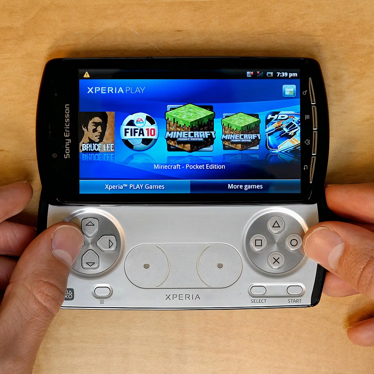 Cum arată azi telefonul de gaming Sony Xperia Play din 2011?