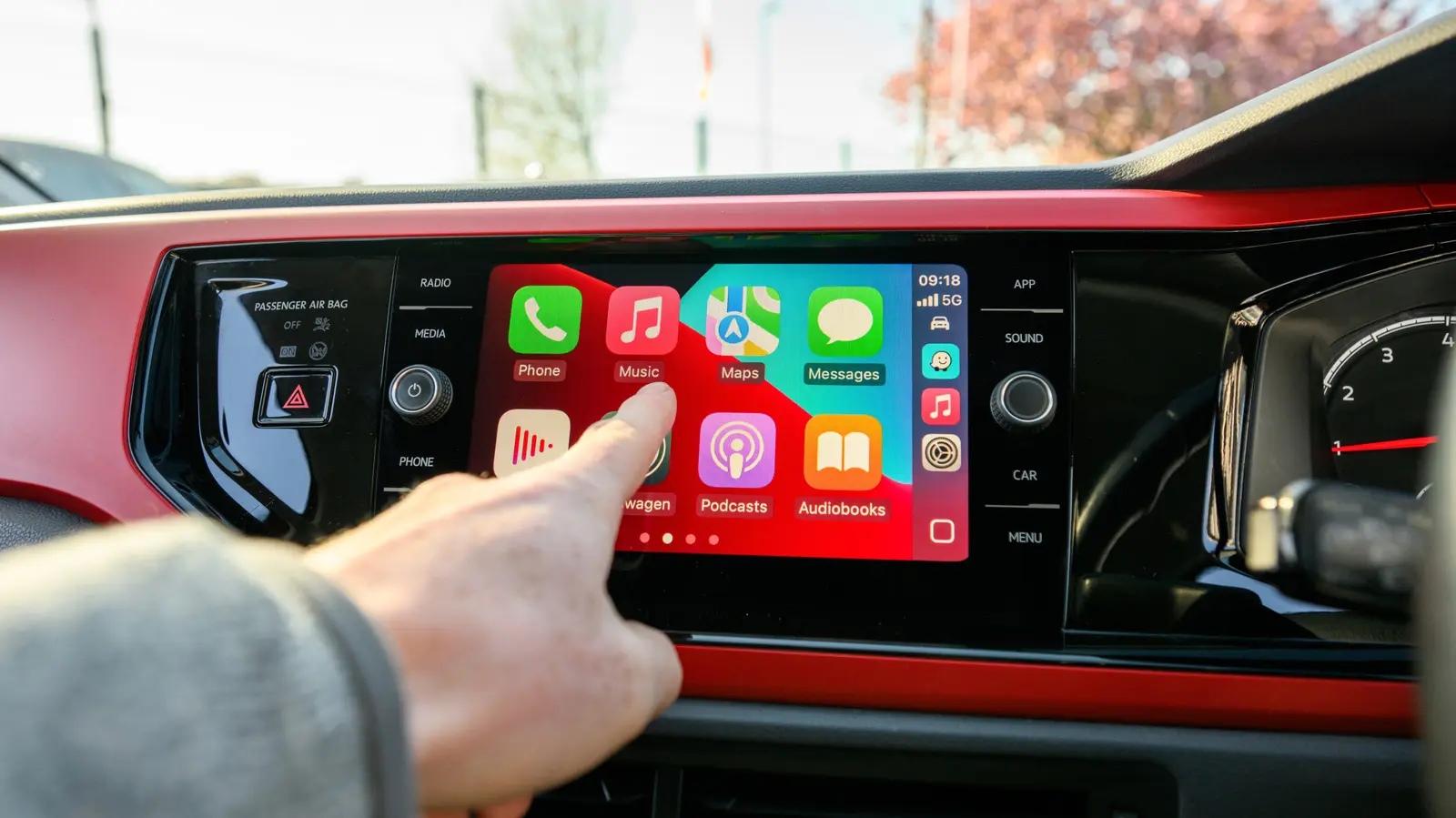 De ce lipsesc aplicații din Apple CarPlay